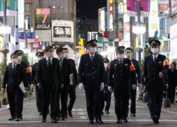 POLIS mengawal keadaan di daerah hiburan Kabukicho di Tokyo bagi mengekang penularan Covid-19. – AFP