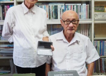 YANG Quee Yee dan Chan Maw Woh menyusun sebanyak 17 kamus Melayu-Mandarin. – BERITA MEDIACORP