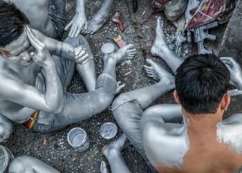 SEBAHAGIAN penduduk bertukar menjadi ‘manusia perak’ dan beraksi di khalayak ramai bagi meraih simpati demi kelangsungan hidup. – AGENSI