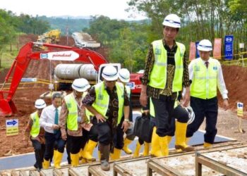 JOKO Widodo ketika upacara pecah tanah projek kereta api berkelajuan tinggi di Bandung. – AFP