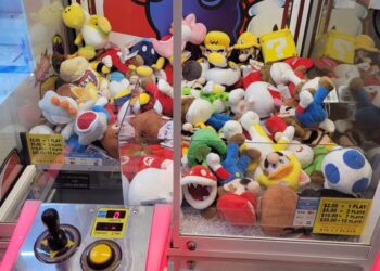 MESIN permainan kaut atau claw machine dikategorikan haram kerana pengguna perlu membuat taruhan bagi mendapatkan hadiah yang disediakan. - AGENSI