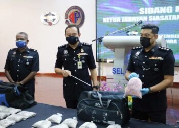 AHMAD Jefferi Abdullah (tengah) menunjukkan dadah yang dirampas polis dalam beberapa siri serbuan di sekitar Lembah Klang pada minggu lalu.