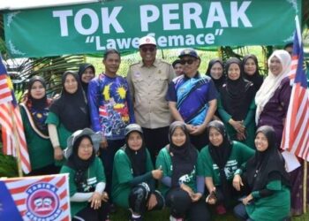 SHAHRANI Yusoff (tiga dari kanan) bersama ahli KRT di padang Pusat Sivik, Gua Musang, Kelantan.UTUSAN/AIMUNI TUAN LAH