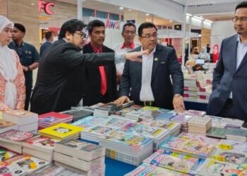 SULAIMAN Md. Ali (dua dari kanan) mendengar penerangan daripada wakil pempamer yang mengambil bahagian dalam Pesta Buku Melaka 2022 di Banda Hilir, Melaka. - UTUSAN/MUHAMMAD SHAHIZAM TAZALI