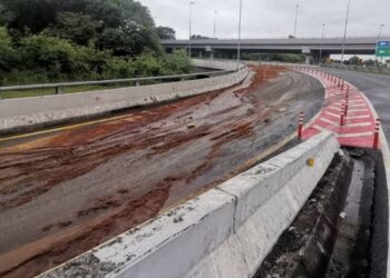 JALAN Seremban-Kuala Pilah dekat susur ke Senawang di Seremban kini ditutup sementara ekoran tumpahan minyak sawit susulan lori yang membawa muatan tersebut terbalik dalam kejadian kemalangan malam semalam.