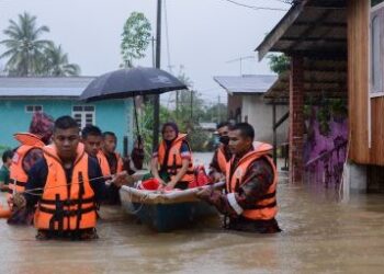 PEGAWAI dan anggota pasukan penyelamat bersiap sedia hadapi banjir di Terengganu.