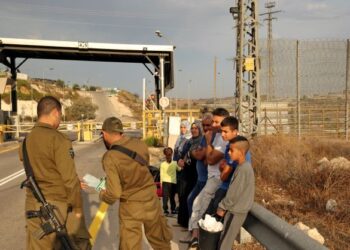 PASUKAN
keselamatan Israel
memeriksa dokumen dari penduduk Palestin di sebuah pusat pemeriksaan
di Hebron, Tebing Barat. – AFP