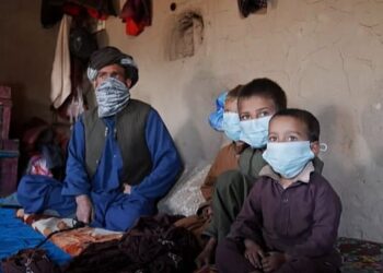 SEORANG lelaki memaklumkan keluarganya tidak
mempunyai pilihan
selain menjual anak perempuan mereka. – BBC