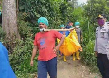 : PIHAK berkuasa membawa mangsa selepas ditanam di kaki Gunung Cikuray.-AGENSI