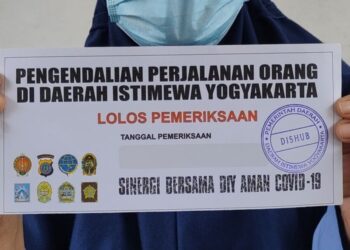 KENDERAAN pelancongan akan diberikan pelekat khas sebelum meneruskan perjalanan dengan mematuhi syarat ditetapkan.-KOMPAS.COM