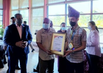 JAFRY Ariffin (dua kiri) menyampaikan sijil lantikan sebagai duta pelancongan Sabah kepada Lee Chong Wei (dua kanan) di Kota Kinabalu hari ini.