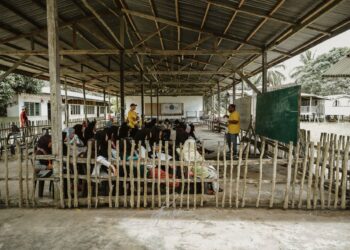 KAMBING dan anjing menghuni kelas-kelas di sekolah alternatif di Kampung Tagupi Laut, Lahad Datu, Sabah pada waktu malam dan hari minggu ketika semua guru dan pelajar pulang ke rumah masing-masing. – IHSAN FIRDAUS JUSDEAN