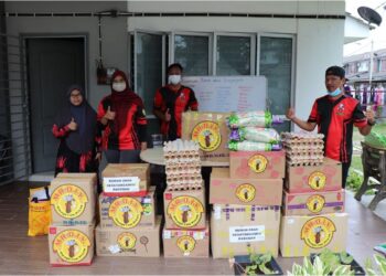 SUKARELAWAN MR D.I.Y. Cares bersama barangan yang disumbangkan kepada Rumah Anak Kesayanganku (Barokah) Bukit Beruntung, Rawang, Selangor.