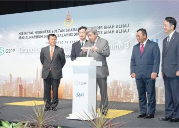 SULTAN Sharafuddin Idris Shah menekan butang pelancaran Kilang kertas 3 GSPP di Banting, Selangor, semalam. Turut hadir, Amirudin Shari dan pegawai kanan GSPP dan Oji Holdings Corporation.