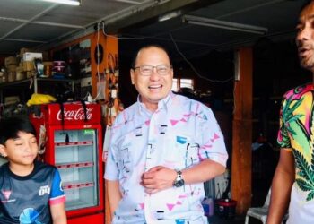 AHMAD Amzad Hashim (tengah) beramah mesra bersama Qabil Irfan Azlan (kiri) dan 
Azlan Abdul Rahman di Kuala Terengganu, hari ini. - UTUSAN/TENGKU DANISH BAHRI TENGKU YUSOFF