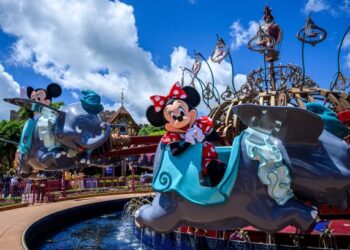 PANDEMIK Covid-19 memberi kesan teruk terhadap operasi 12 taman tema Disneyland di seluruh dunia. - AFP