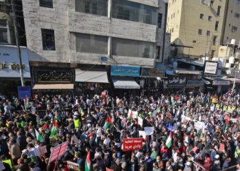 PENUNJUK perasaan berkumpul di sekitar ibu negara Jordan bagi menyertai protes membantah perjanjian air-tenaga elektrik dengan Israel. - AFP