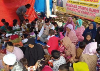 SEJUMLAH penduduk berlindung di pusat pemindahan sementara di Cianjur. - AGENSI