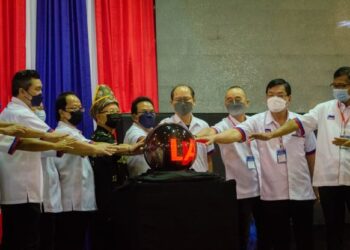 WILDRED Madius Tangau (empat kanan) bersama barisan kepimpinan UPKO lain semasa perasmian EGM UPKO di Kota Kinabalu
