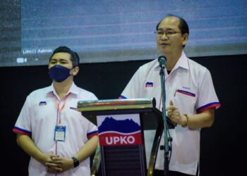 WILFRED Madius Tangau (kanan) semasa berucap dalam persidangan luar biasa UPKO di Kota Kinabalu