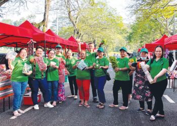 PADILA Jiahong (dua dari kiri) bersama peniaga Pasar Tamu Dayak Seremban di Jalan Seri Rahang, Seremban. – UTUSAN/ZAKKINA WATI AHMAD TARMIZI