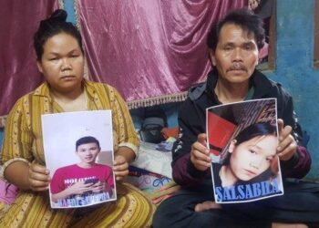 IBU bapa mangsa menunjukkan gambar anak mereka yang terkorban dalam kemalangan di Bandung. - AGENSI