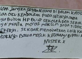 SURAT yang dipercayai ditulis suspek selepas mencuri tabung masjid di Jepara, Jawa Tengah. - AGENSI