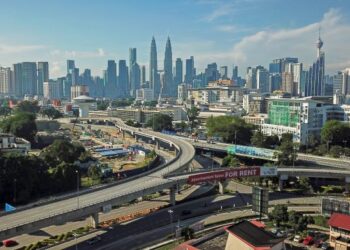 TIDAK ada maknanya perbandaran pesat berlaku tetapi membawa kemusnahan alam sekitar. – UTUSAN/SHIDDIEQIIN ZON