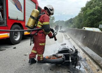 ANGGOTA bomba memadamkan kebakaran di Lebuh Raya Kuala Lumpur- Gombak membabitkan motosikal berkuasa tinggi hari ini.