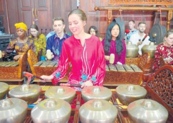 SENI dan budaya tradisional perlu diberi nafas baharu supaya berkembang dalam konteks rawatan jiwa moden.