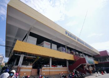 PASAR Besar Seremban dekat sini ditutup sementara selama tujuh hari bermula esok selepas pengesanan 64 kes positif Covid-19 melibatkan pekerja dan peniaga hasil ujian saringan yang dijalankan di pasar tersebut semalam. - UTUSAN/MOHD. SHAHJEHAN MAAMIN