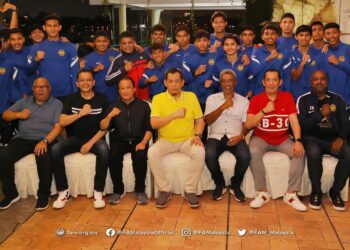 Datuk Hamidin Mohd. Amin bersama skuad Bawah 23 tahun negara (B-23).