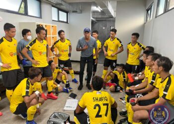 Jurulatih Malaysia memberikan penerangan kepada pemain ketika aksi bertemu Jepun dalam perlawanan terakhir peringkat kumpulan Super 4 Piala Asia 2022.-Gambar Ihsan MHC