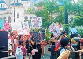 RAKYAT sudah terhakis akhlak sehinggakan setiap kelakuan yang lompong etika dan moraliti kini dilihat tidak segan di pandangan mata.