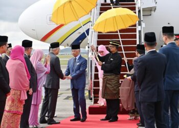 KEBERANGKATAN tiba Yang di-Pertuan Agong, Al-Sultan Abdullah Ri’ayatuddin Al-Mustafa Billah Shah dan Raja Permaisuri Agong, Tunku Azizah Aminah Maimunah Iskandariah disambut Perdana Menteri, Datuk Seri Ismail Sabri Yaakob di di Kompleks Bunga Raya, Lapangan Terbang Antarabangsa Kuala Lumpur (KLIA) pada kira-kira 10.30 pagi tadi.