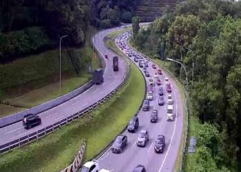 TANGKAP LAYAR video dari kamera litar tertutup di Genting Sempah menunjukkan kesesakan berlaku di Lebuhraya Pantai Timur hari ini,