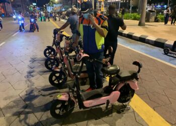 ANGGOTA penguat kuasa DBKL menjalankan operasi terhadap pengendali aktiviti skuter di sekitar Dataran Merdeka. - DBKL