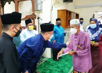 TUANKU Syed Faizuddin Putra Jamalullail (tengah) berkenan berangkat menyampaikan agihan zakat MAIPs kepada kepada asnaf terpilih dalam kalangan anak kariah Masjid As Sakinah, Padang Melangit, Beseri, Padang Besar, Perlis hari ini.- UTUSAN