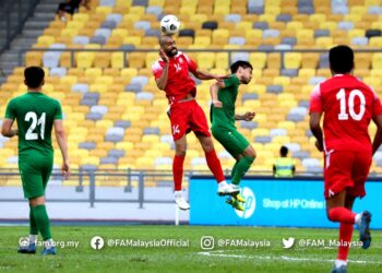 Pemain Bahrain, Ali Abdula Haram diasak pemain Turkmenistan dalam perlawanan kelayakan Piala Asia 2023 di Stadium Nasional Bukit Jalil.