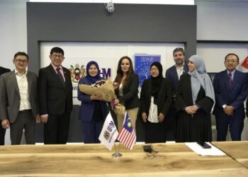 NORAINI Ahmad (empat dari kiri) melawat pusat kampus pesisir USM di Besiktas, Istanbul, Turkiye pada 13 Jun lalu. – FACEBOOK USM
