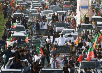 PENYOKONG parti Pakistan Tehreek-e-Insaf (PTI) tiba untuk menghadiri perhimpunan di Islamabad. - AFP