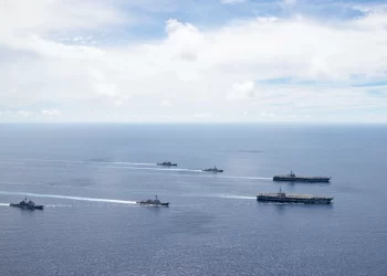 KAPAL USS Ronald Reagan dan USS Nimitz Carrier Strike bergerak dalam kumpulan di Laut China Selatan pada 6 Julai lalu.