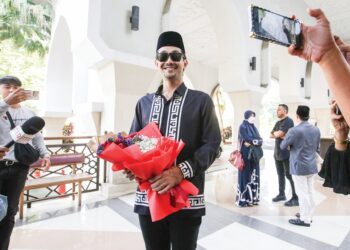 FARID Kamil membawa sejambak bunga ketika tiba di Mahkamah Rendah Syariah Petaling. - UTUSAN/AFIQ RAZALI