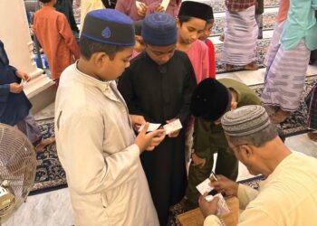 PENGURUSAN Masjid Kapitan Keling di George Town, Pulau Pinang memeriksa kehadiran kanak-kanak yang berjaya melengkapkan 20 rakaat solat tarawih di masjid itu sepanjang Ramadan ini.