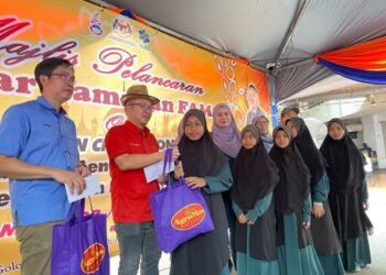 PENGHUNI RAKS menerima sumbangan FAMA yang disampaikan Ahli Parlimen Kota Kinabalu, Chan Foong Hin (dua kiri) baru-baru ini.