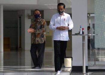 JOKOWI (kanan) bersama Pratikno meninjau persiapan penerapan prosedur normal baharu di Masjid Baiturrahim, Kompleks Istana Presiden, Jakarta. -ANTARA 