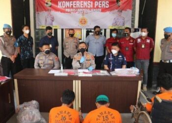 KETUA Unit Siasatan Jenayah, Balai Polis Lampung Tengah, Edy Qorinas ketika mengadakan sidang akhbar mengenai kes pembunuhan itu Pejabat Polis Lampung Tengah. -TRIBUNNEWS 