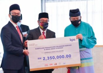 SULTAN Sharafuddin Idris Shah menerima replika cek daripada Ahmad Fariz Hassan.