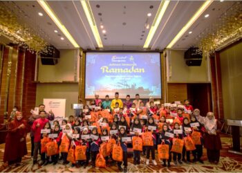 JOHOR Port turut menyantuni pelajar asnaf daripada Sekolah Kebangsaan Tanjung Langsat melalui aktiviti membeli-belah dan berbuka puasa di Hotel Renaissance, Johor Bahru.