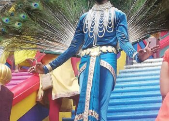 PAKAIAN,, perhiasan, solekan dan segala keperluan bagi persembahan tarian merak disediakan sendiri oleh Kalaivanan Rajenthiran. 
– FACEBOOK KALAI VARMAN